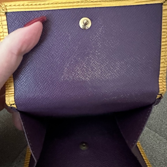 Authentic Louis Vuitton epi Leather Elise Wallet - Picture 3 of 10